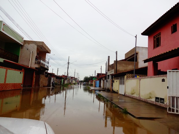 Moradores da Estância da Penha, em Campos, reclamam de água suja (Foto: Priscilla Alves/ G1)