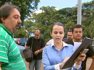 Advogados tentam buscar a fosfoetanolamina na USP de São Carlos (Foto: Paulo Chiari/EPTV)