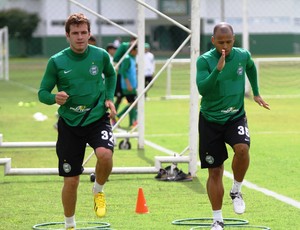 Sérgio Manoel e Jackson no treino do Coritiba, após recuperação de lesões graves (Foto: Divulgação / Site oficial do Coritiba)