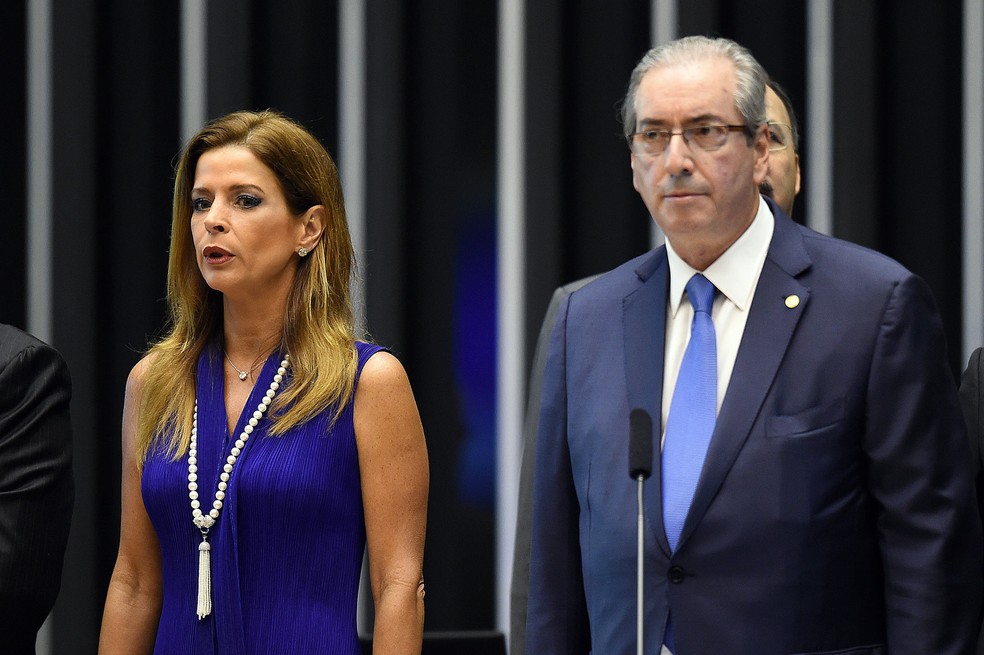 Claudia Cruz, mulher do então presidente da Câmara dos Deputados Eduardo Cunha, ao lado dele durante cerimônia no Congresso em novembro de 2015 (Foto: Evaristo Sá/AFP/Arquivo)