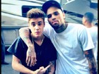 Justin Bieber e Chris Brown posam juntos para foto