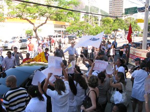 Servidores federais fazem manifestação durante chegada da comitiva da presidente a hospital no Rio (Foto: Bernardo Tabak/ G1 RJ)