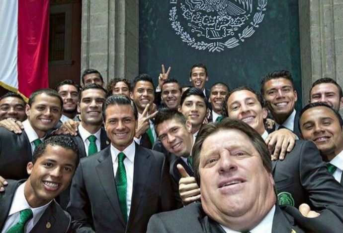 Miguel Herrera ao lado do presidente do México e os demais jogadores do país (Foto: Reprodução/Instagram)