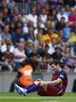 Lionel MEssi Barcelona contundido (Foto: Agência AP)