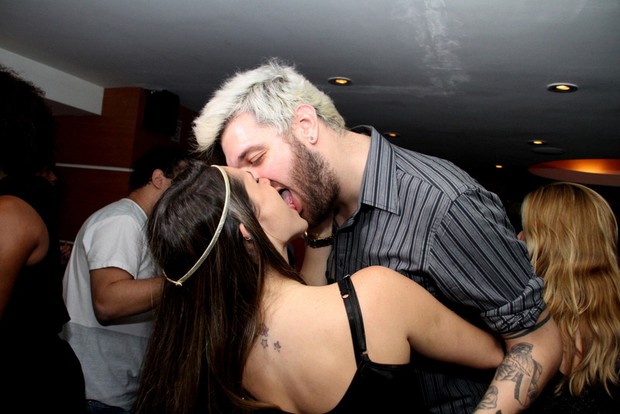 Ex-BBB Cássio beija a namorada em evento no Rio (Foto: Daniel Pinheiro/Divulgação)