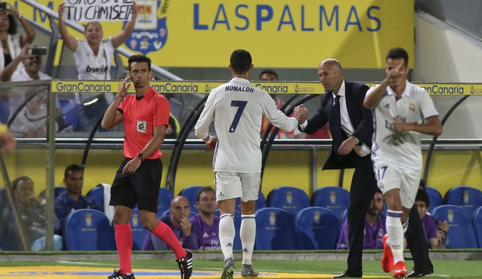 Cristiano Ronaldo é substituído no jogo Las Palmas x Real Madrid (Foto: Jesus de Leon/AP)