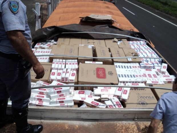 200 mil maços de cigarros foram encontrados na carreta (Foto: Divulgação/ Polícia Rodoviária)