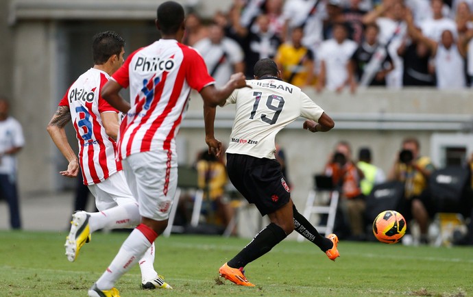 Edmilson gol Vasco x Náutico (Foto: Guito Moreto / O Globo)