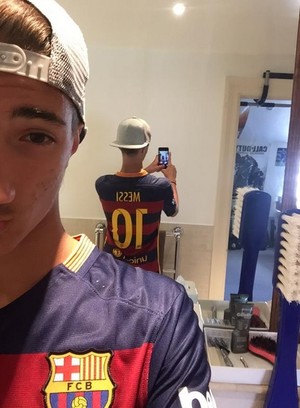 Filho de Mourinho com a camisa de Messi (Foto: Twitter)