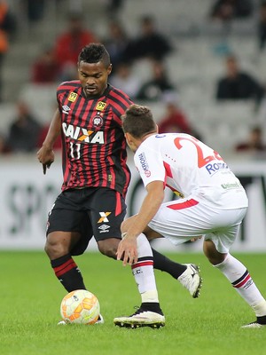 Atlético-PR Joinville  (Foto: Giuliano Gomes/ Agência PR PRESS)