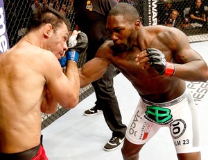 Anthony Johnson luta contra Rogério Minotouro no UFC (Foto: Getty Images)