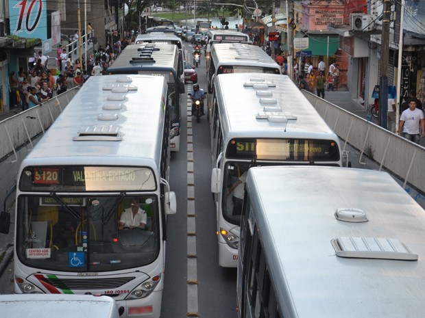 Ônibus pararam na Rua Miguel Couto, no Centro de João Pessoa (Foto: Walter Paparazzo/G1)