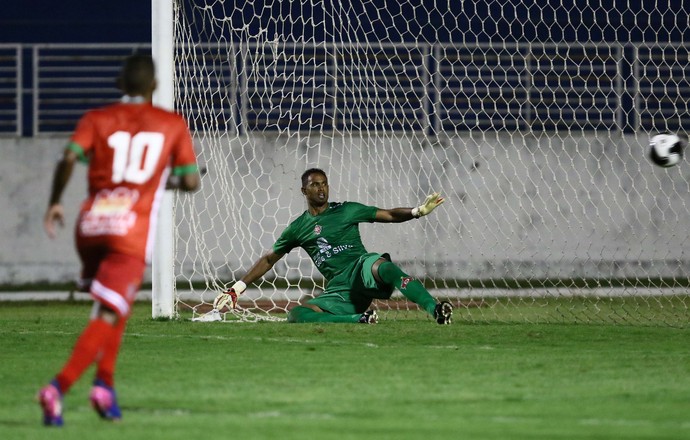 Bruno gol pênalti Boa Uberaba (Foto: Ag Estado)