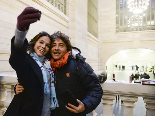 Bruna tira uma selfie com o caracterizador da novela, Marcelo Dias (Foto: Globo/Zé Paulo Cardeal)