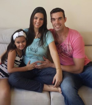 Murilo com a filha Duda e a esposa Patrícia, que está grávida de quadrigêmeos (Foto: Arquivo Pessoal)