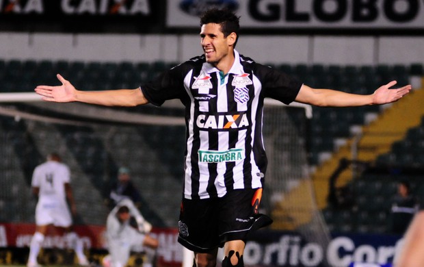 Maylson comemora gol do Figueirense sobre o Sport (Foto: Antonio Carlos/Agência Estado)