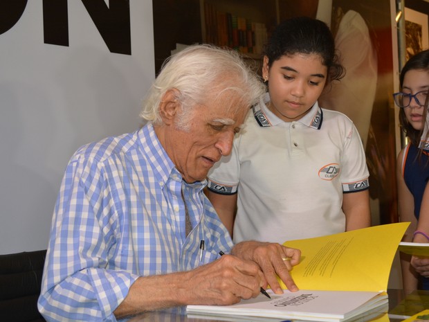 Ziraldo autografou alguns exemplares durante lançamento de livro para a imprensa em Porto Velho (Foto: Hosana Morais/G1)