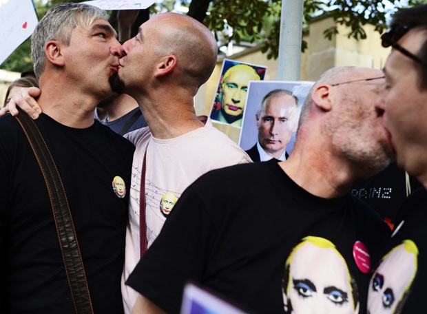 Manifestantes participam de 'beijaço' neste domingo em Praga, na República Tcheca (Foto: AP)