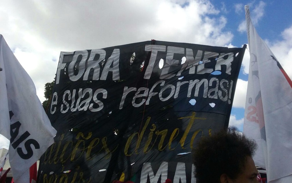 Faixa pede renúncia de Temer, eleições diretas e rejeita reformas durante manifestação em Brasília (Foto: Elielton Lopes/G1)