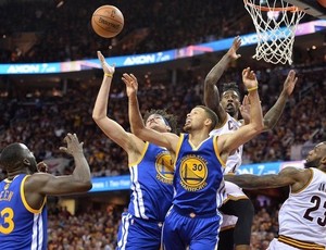 Anderson Varejão entra na disputa de bola com jogadores dos Warriors e dos Cavs (Foto: Reuters)