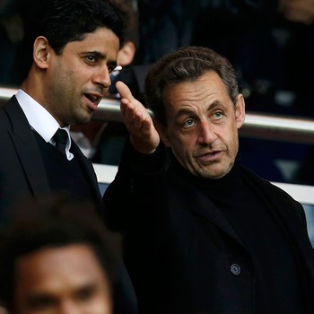 Nicolas Sarkozy conversa com Nasser Al-Khelaifi, dono do PSG, e com o diretor do clube, Leonardo (Foto: Agência Reuters)