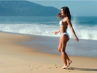 Sabrina Sato mostra pernas malhadas e barriga chapada na praia