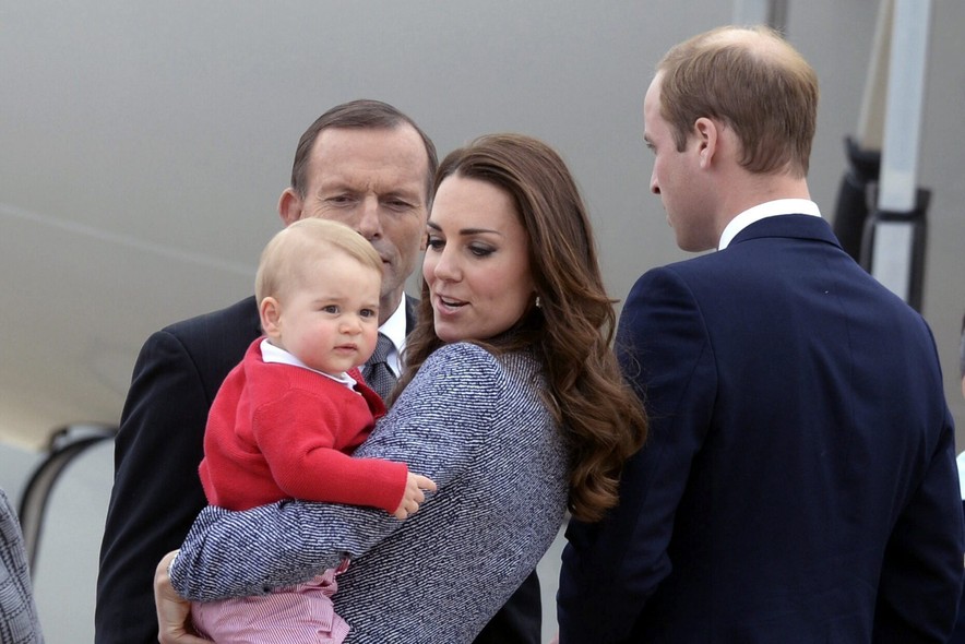 O príncipe George se despede da Austrália e volta para Londres com os pais