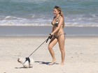 Rita Guedes passeia com cachorro  e mostra corpão em forma aos 43