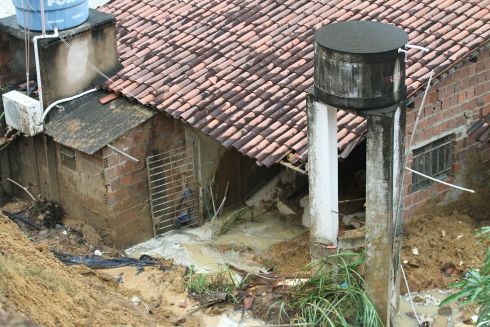 Deslizamento de barreira aconteceu no bairro da Linha do Tiro, na Zona Norte do Recife (Foto: Aldo Carneiro/Pernambuco Press)