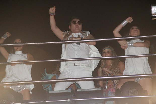 Psy e Claudia Leitte se apresentam no trio em Salvador (Foto: Dilson Silva / AgNews)