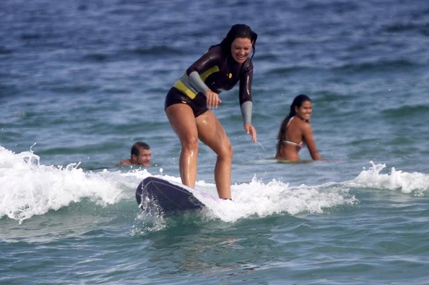 Fabiula Nascimento surfa no Rio (Foto: Marcos Ferreira/Photo Rio News)