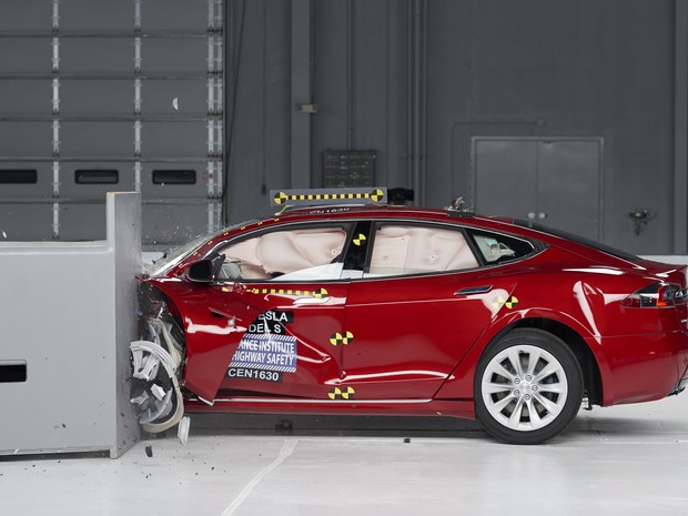 Tesla Model S (Foto: Matt Daly/Insurance Institute for Highway Safety via AP)