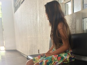  Estudante Emilly Cristina Sena, de 11anos, lamenta a morte da me em Gois (Foto: Paula Resende/ G1)
