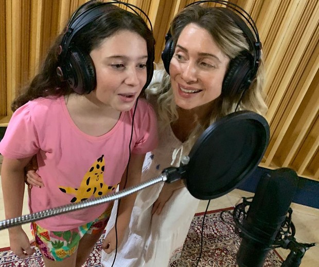Leticia Spiller canta com a filha, Stella (Foto: Reprodução/Instagram) Leticia Spiller canta com a filha, Stella (Foto: Reprodução/Instagram)