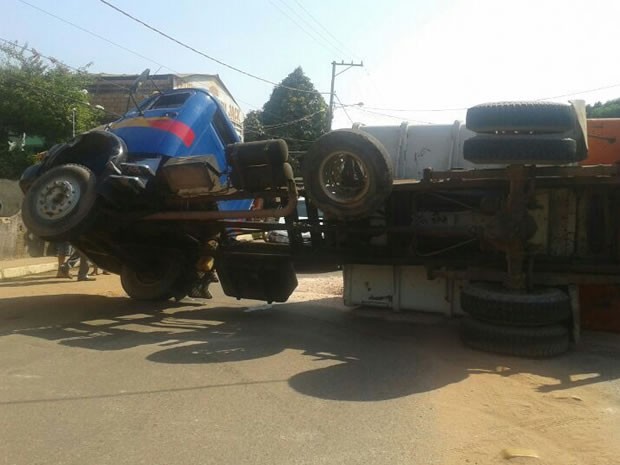 Caçamba tombou na rua João 23 e bateu em dois carros. (Foto: Roberta Freitas/TV Tapajós)