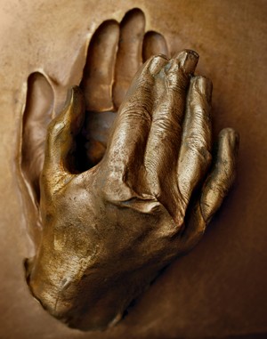 Molde da mão do Papa João Paulo II (Foto: Cittá del Vaticano)
