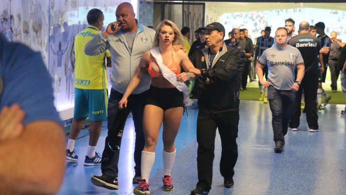 mulher invasão Arena do Grêmio  (Foto: Eduardo Moura/GloboEsporte.com)