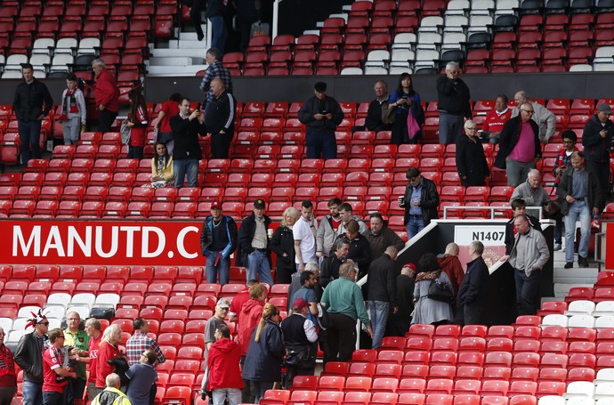 Torcida deixa parte do estádio Old Trafford antes do jogo do Manchester United (Foto: Reuters / Andrew Yates)