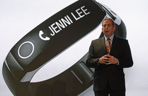 Primeiro computador vestível da LG é uma pulseira, que foi apresentada na CES 2014 por Tim Alessi, diretor de desenvolvimento de novos produtos. (Foto: Robyn Beck/France Press)