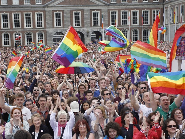 Pessoas comemoram o resultado do referendo do casamento gay em Dublin, na Irlanda. (Foto: AP Photo/Peter Morrison)