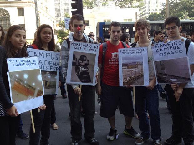 Estudantes da Unifesp exibem cartazes com fotos de problemas de infraestrutura (Foto: Ana Carolina Moreno/G1)