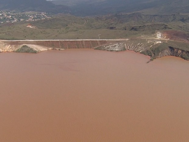 Barragem Germano é monitorada após rompimento das barragens do Fundão e Samtarém em Mariana, na Região Central de Minas (Foto: Reprodução/TV Globo)