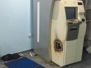 Criminosos usaram maçarico para terer acesso ao interior do cofre (Foto: Polícia Militar de Santarém/Divulgação)