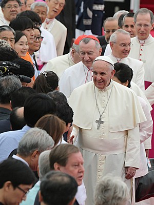 Papa Francisco é saudado por fiéis em sua chegada a Seul, na Coreia do Sul, na manhã desta quinta (Foto: AHN YOUNG-JOON/POOL/AFP)