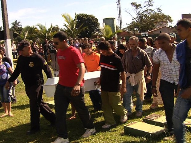 Familiares e amigos acompanham enterro de Kerolly Alves, em Aparecida de Goiânia (Foto: Reprodução/ TV Anhanguera)