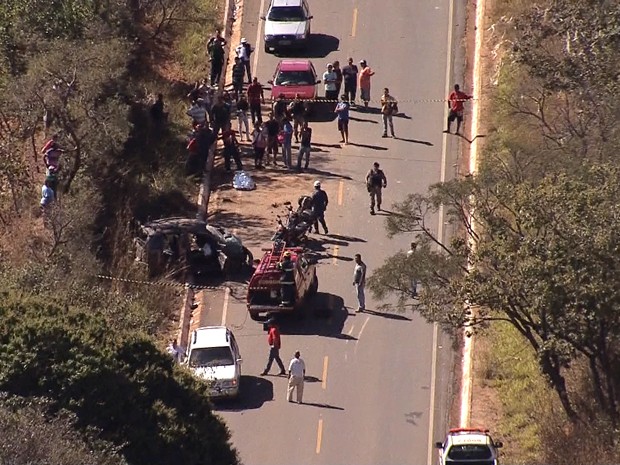 G1 Batida entre veículos deixa feridos na MG 010 na Grande BH