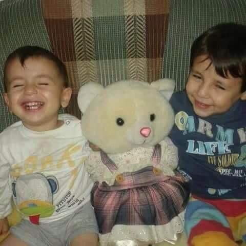 O pequeno Aylan Kurdi, de três anos, posa para foto junto de seu irmão, Galip. Os dois morreram afogados ao tentar chegar à Grécia (Foto: Reprodução/Twitter)