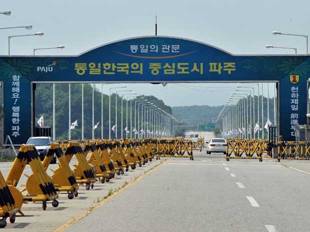 Barricadas na estrada de ligação com o Complexo Industrial de Kaesong. (Foto: Jung Yeon-je / AFP Photo) Barricadas na estrada de ligação com o Complexo Industrial de Kaesong. (Foto: Jung Yeon-je / AFP Photo)