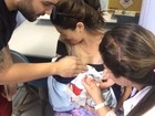 Antônia Fontenelle vacina o filho em posto de saúde da rede pública