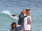 Ronaldo Fenômeno curte praia com a namorada e as filhas